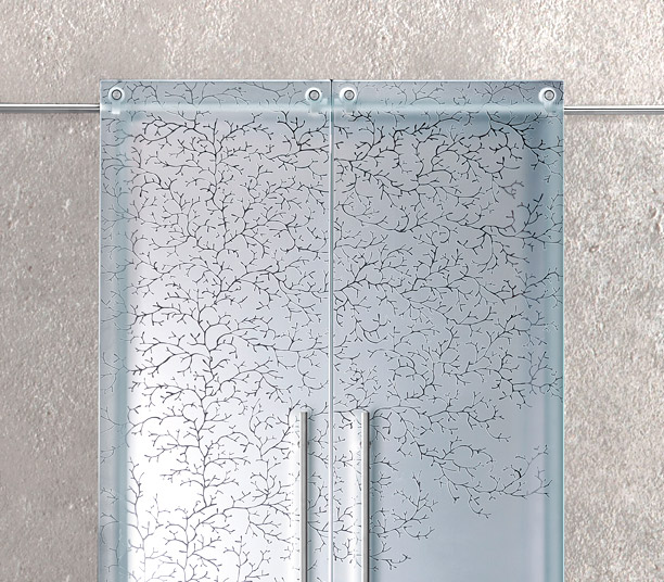 Porte scorrevoli in vetro satinato e disegno trasparente